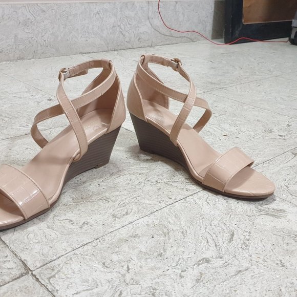 Women Beige Croc Textured Mid-Top Wedges Heels - Picture 8 of 9